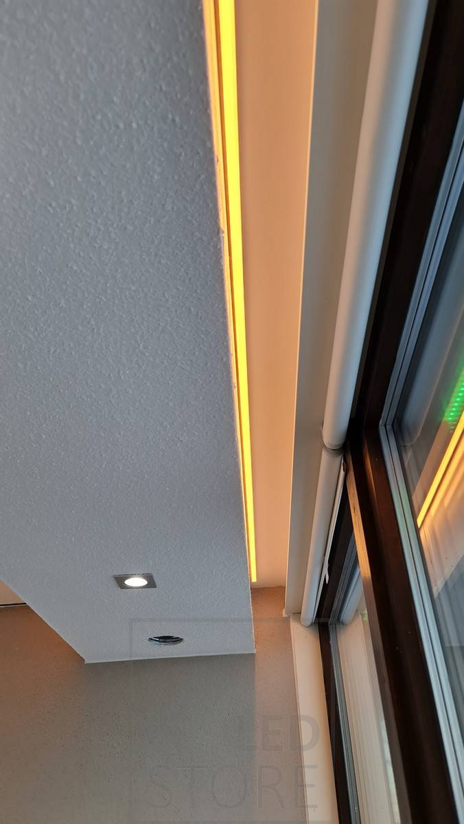 Pásek LED s nastavitelnou teplotou barev namontovaný před záclonovou lištou osvětluje nepřímé světlo. Ledstore.fi